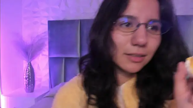 Snapshot of HollyPeach chatting on April 9, 2026, 7:31 pm HollyPeach online show from April 9, 2026, 7:31 pm