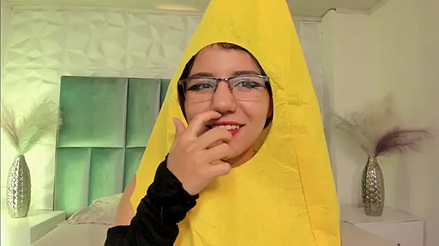 Snapshot of HollyPeach chatting on April 6, 2026, 7:37 pm HollyPeach online show from April 6, 2026, 7:37 pm