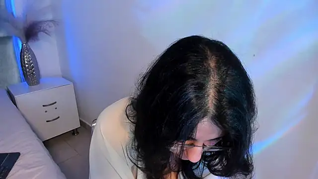 HollyPeach online show from December 5, 2025, 8:17 pm