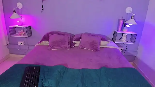 HollyPeach online show from October 18, 2025, 3:52 am