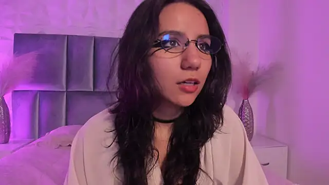 Snapshot of HollyPeach chatting on March 20, 2026, 7:37 pm HollyPeach online show from March 20, 2026, 7:37 pm
