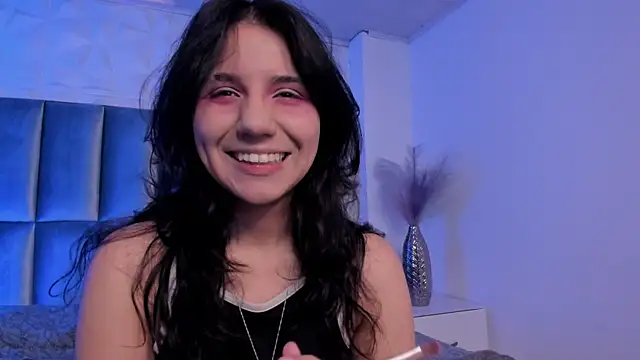 Snapshot of HollyPeach chatting on May 28, 2026, 7:42 pm HollyPeach online show from May 28, 2026, 7:42 pm