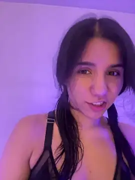 Snapshot of HollyPeach chatting on April 23, 2026, 7:37 pm HollyPeach online show from April 23, 2026, 7:37 pm