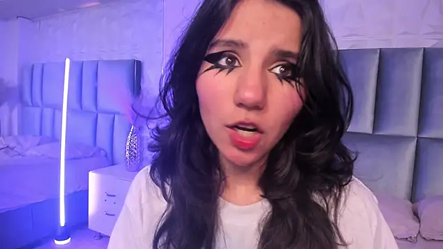 HollyPeach online show from February 11, 2026, 7:25 pm