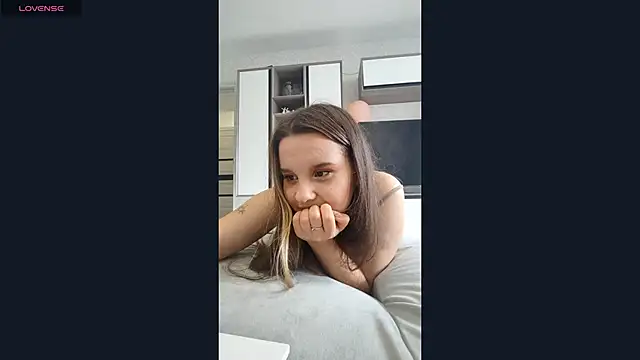 ALISAPLUSKISS online show from October 11, 2025, 9:43 am