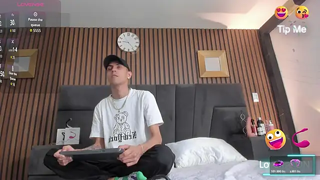 DerryAndIzzy online show from November 18, 2025, 4:49 am