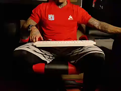 Snapshot of Molotov_Explosive chatting on November 7, 2025, 12:15 am Molotov Explosive online show from November 7, 2025, 12:15 am