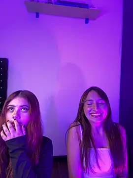 Snapshot of Leah_moon1 chatting on December 18, 2025, 4:17 am Leah moon1 online show from December 18, 2025, 4:17 am