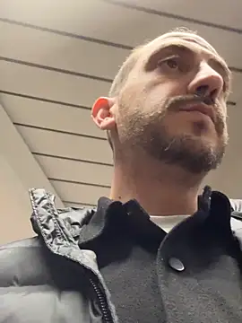 Snapshot of AlexGogo23 chatting on April 15, 2026, 8:53 am AlexGogo23 online show from April 15, 2026, 8:53 am