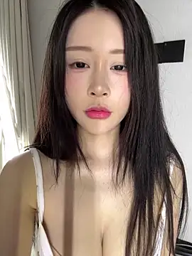 Snapshot of yiyi_3523 chatting on May 13, 2026, 2:24 pm yiyi 3523 online show from May 13, 2026, 2:24 pm