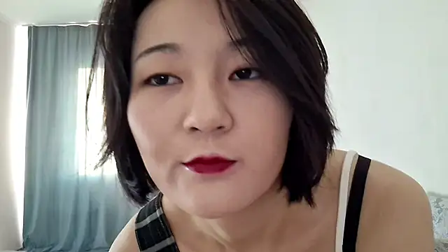 Snapshot of Lyndasilk chatting on April 1, 2026, 12:17 pm Lyndasilk online show from April 1, 2026, 12:17 pm