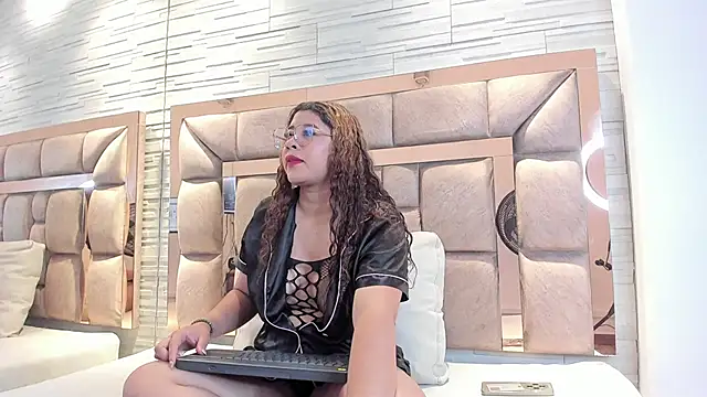 carlie crow online show from October 21, 2025, 11:20 am