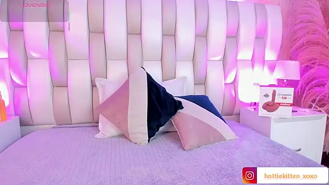 Snapshot of Ari_lynn_ chatting on March 3, 2026, 3:13 am Ari lynn online show from March 3, 2026, 3:13 am