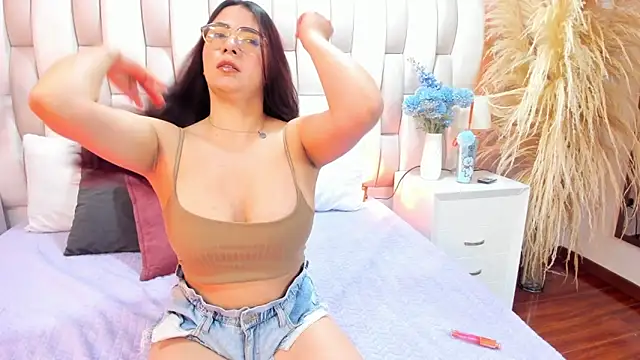 Snapshot of Ari_lynn_ chatting on December 18, 2025, 5:12 am Ari lynn online show from December 18, 2025, 5:12 am