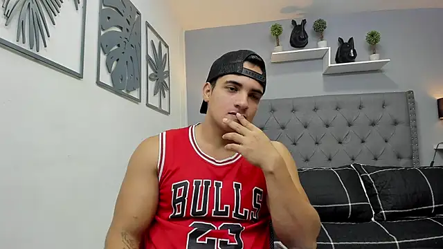 violeta and maxx online show from November 3, 2025, 9:07 pm