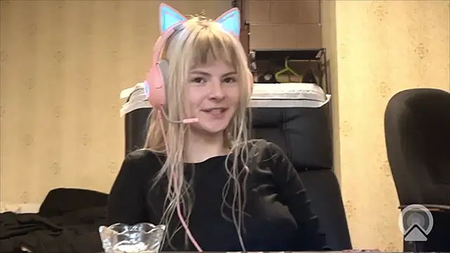 Snapshot of AnnaOlovely chatting on October 16, 2025, 12:57 pm AnnaOlovely online show from October 16, 2025, 12:57 pm