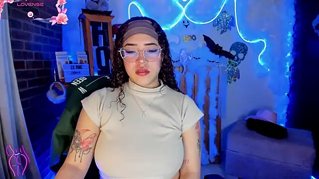 Snapshot of Lizz_martins chatting on October 22, 2025, 1:38 am Lizz martins online show from October 22, 2025, 1:38 am