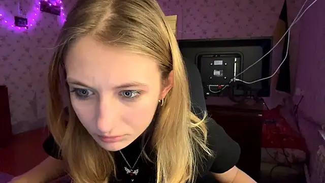 AmeliLia online show from March 25, 2026, 3:44 pm
