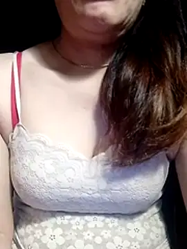 YiyinLy online show from May 17, 2026, 8:31 pm