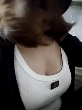 Snapshot of YiyinLy chatting on October 23, 2025, 3:43 pm YiyinLy online show from October 23, 2025, 3:43 pm