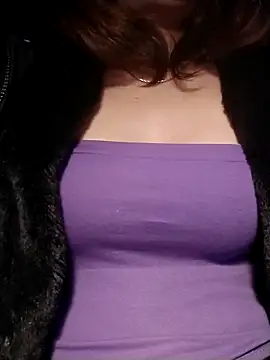 YiyinLy online show from December 5, 2025, 9:12 pm