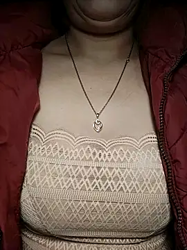 Snapshot of YiyinLy chatting on November 25, 2025, 7:14 pm YiyinLy online show from November 25, 2025, 7:14 pm