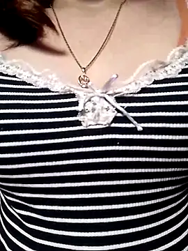 YiyinLy online show from February 11, 2026, 2:33 am