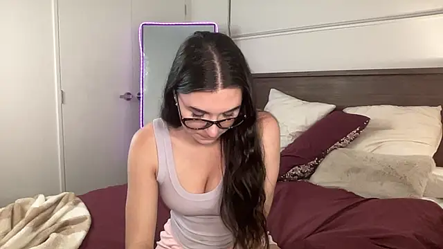 mollyy2006 online show from December 5, 2025, 12:10 am