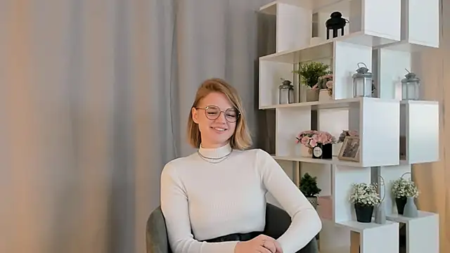 Snapshot of LillieLejune chatting on October 14, 2025, 1:23 pm LillieLejune online show from October 14, 2025, 1:23 pm