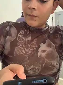 Snapshot of La-Gatiita-trans chatting on October 19, 2025, 3:59 pm La-Gatiita-trans online show from October 19, 2025, 3:59 pm