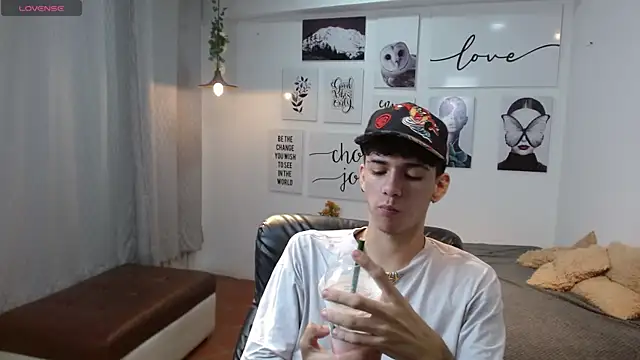 Snapshot of AmethystShadow17 chatting on November 18, 2025, 4:43 pm AmethystShadow17 online show from November 18, 2025, 4:43 pm