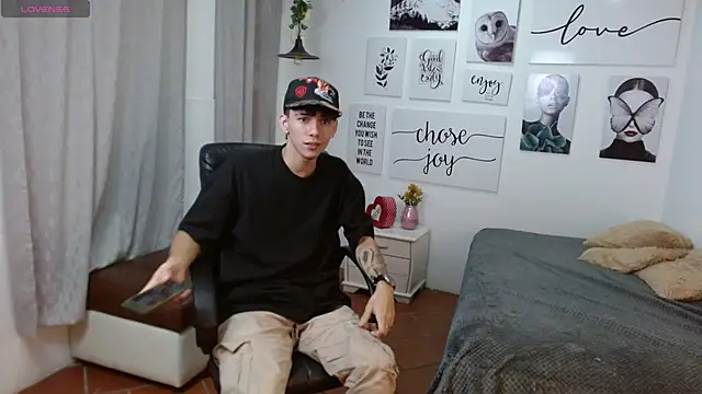 Snapshot of AmethystShadow17 chatting on November 9, 2025, 4:00 pm AmethystShadow17 online show from November 9, 2025, 4:00 pm