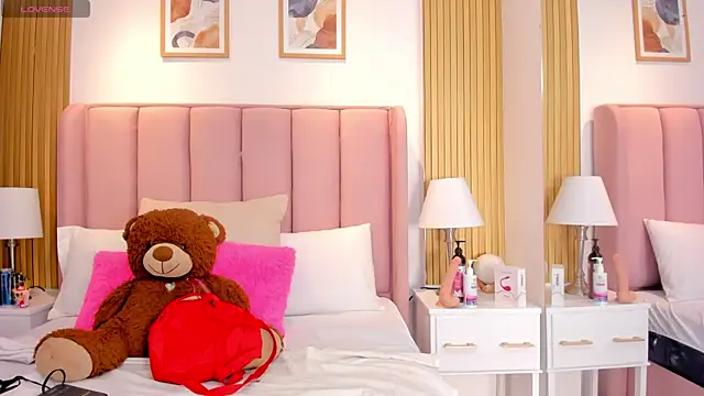 Snapshot of Aithana_Petite chatting on November 7, 2025, 3:33 am Aithana Petite online show from November 7, 2025, 3:33 am