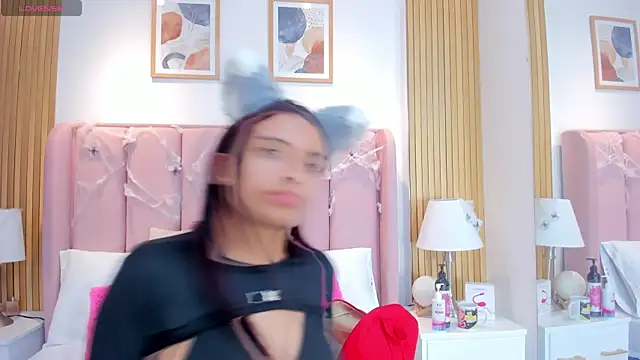 Snapshot of Aithana_Petite chatting on October 31, 2025, 3:36 am Aithana Petite online show from October 31, 2025, 3:36 am