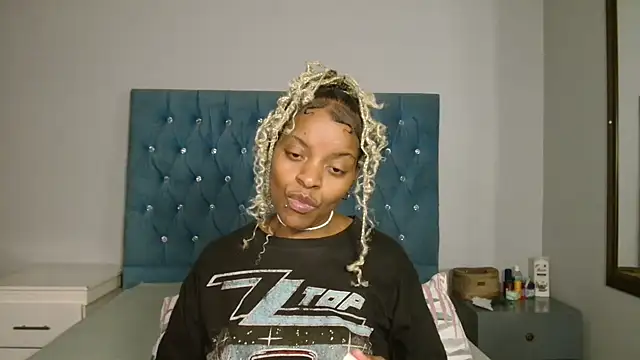 fifiqueen25 online show from June 24, 2026, 5:22 pm