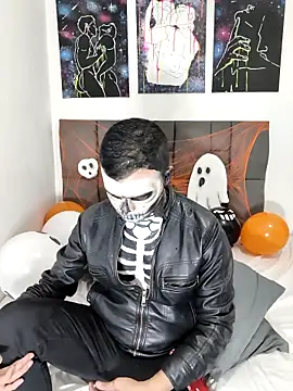 Snapshot of Matia5Tower5 chatting on October 31, 2025, 11:55 pm Matia5Tower5 online show from October 31, 2025, 11:55 pm