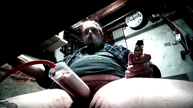 Snapshot of splatteringfun chatting on April 10, 2026, 2:02 pm splatteringfun online show from April 10, 2026, 2:02 pm