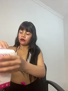 Snapshot of Zara17_ef chatting on November 12, 2025, 8:12 pm Zara17 ef online show from November 12, 2025, 8:12 pm