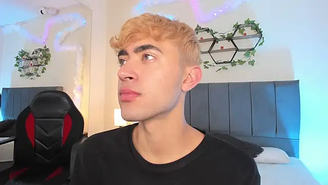 Snapshot of JustinCastiblanco chatting on October 30, 2025, 11:30 am JustinCastiblanco online show from October 30, 2025, 11:30 am