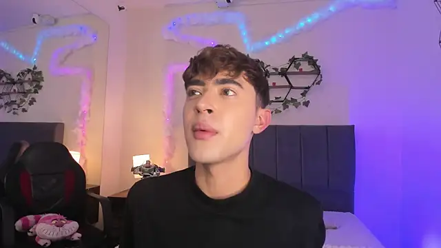 JustinCastiblanco online show from December 22, 2025, 11:32 am