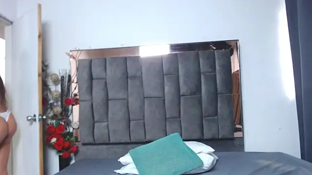 Snapshot of Salmma_Milf chatting on November 19, 2025, 12:05 pm Salmma Milf online show from November 19, 2025, 12:05 pm