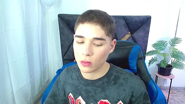 Snapshot of Mattass18 chatting on October 16, 2025, 3:42 pm Mattass18 online show from October 16, 2025, 3:42 pm