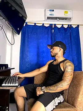 Snapshot of Kylian_Alessandro chatting on November 15, 2025, 7:07 pm Kylian Alessandro online show from November 15, 2025, 7:07 pm