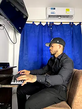 Snapshot of Kylian_Alessandro chatting on November 14, 2025, 4:32 pm Kylian Alessandro online show from November 14, 2025, 4:32 pm