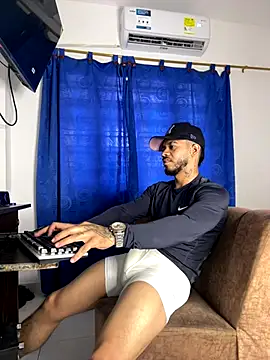 Snapshot of Kylian_Alessandro chatting on November 18, 2025, 12:19 pm Kylian Alessandro online show from November 18, 2025, 12:19 pm