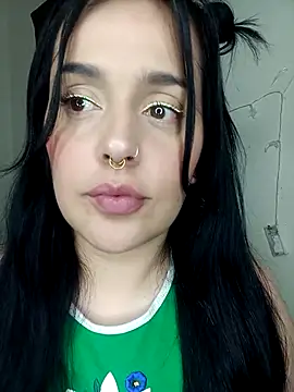 Snapshot of ravendeluxe chatting on October 28, 2025, 4:17 pm ravendeluxe online show from October 28, 2025, 4:17 pm