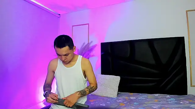 Snapshot of AnnieAndLeandro chatting on December 5, 2025, 8:28 pm AnnieAndLeandro online show from December 5, 2025, 8:28 pm