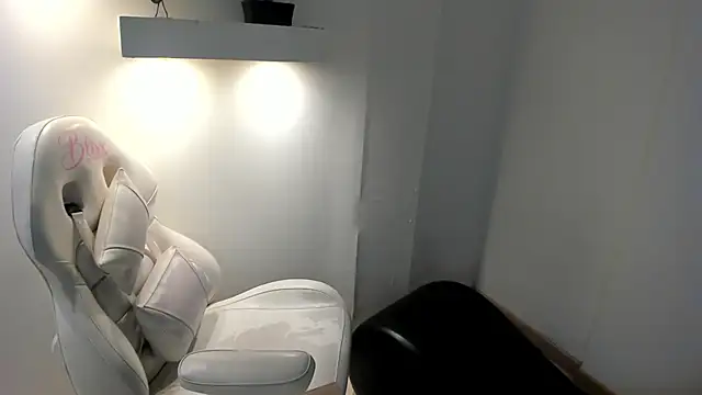 Snapshot of AnnieAndLeandro chatting on January 8, 2026, 8:15 pm AnnieAndLeandro online show from January 8, 2026, 8:15 pm