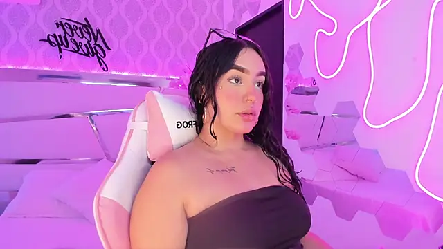 Snapshot of DevoraCarther chatting on November 14, 2025, 2:32 pm DevoraCarther online show from November 14, 2025, 2:32 pm