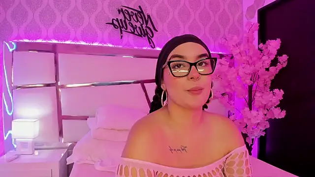 Snapshot of DevoraCarther chatting on October 27, 2025, 1:01 pm DevoraCarther online show from October 27, 2025, 1:01 pm